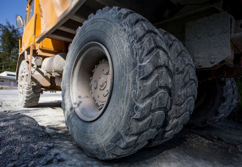 Jakie opony stosuje się w koparkach i czy nadadzą się do osobówki